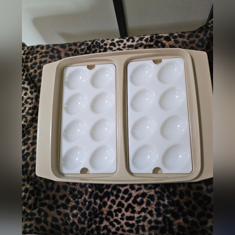 TUPPERWARE DEVILED EGG CONTAINER/CARRIER STORAGE CONTAINER